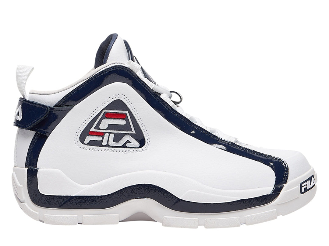 Tenis de baloncesto FILA 96 color blanco con detalles en azul marino y logotipo rojo.