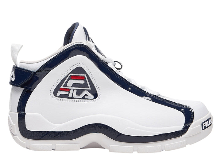 Tenis de baloncesto FILA 96 color blanco con detalles en azul marino y logotipo rojo.
