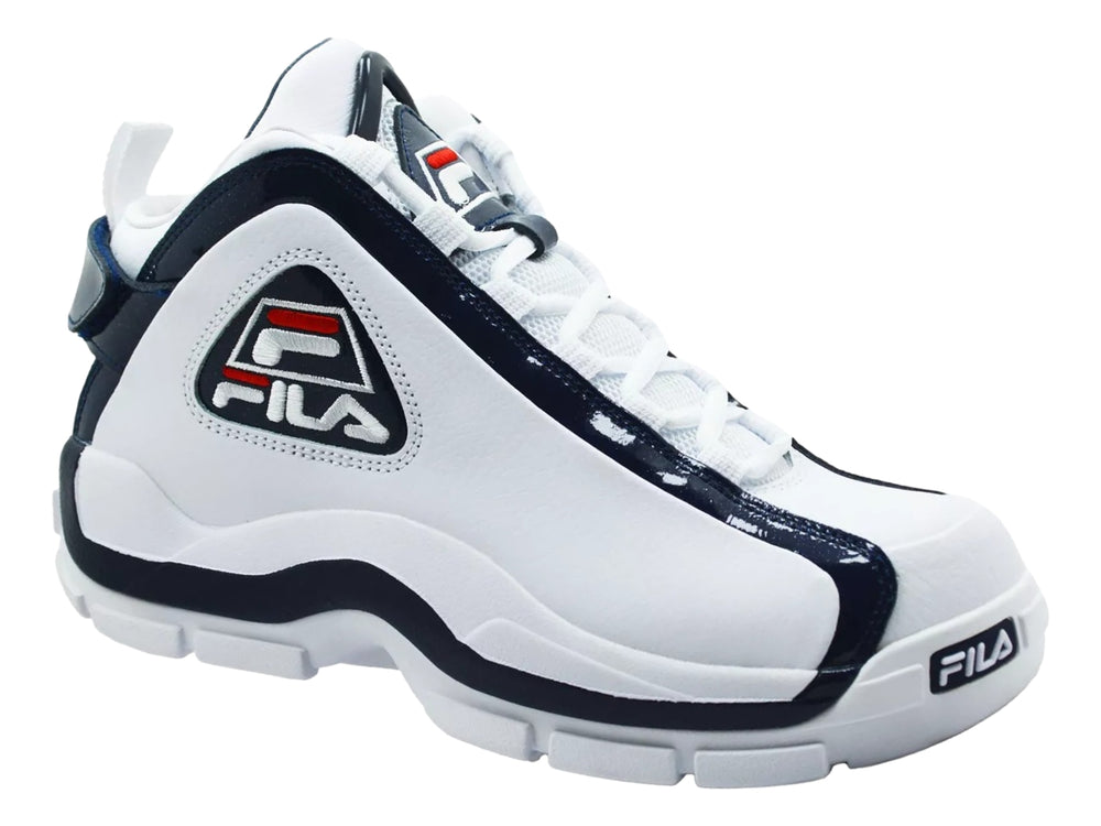Tenis de baloncesto FILA 96 color blanco con detalles en azul marino y logotipo rojo.