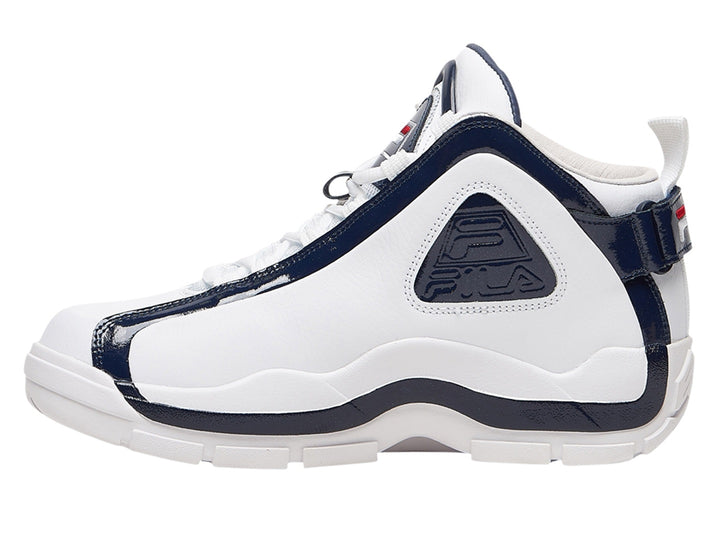 Tenis de baloncesto FILA 96 color blanco con detalles en azul marino y logotipo rojo.