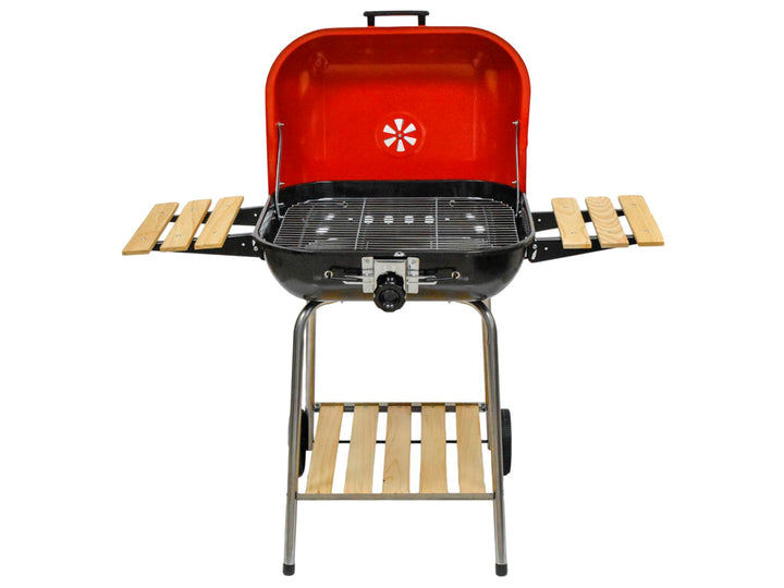 Asador Madekora rojo y negro con tapa ovalada, repisas laterales y base de madera con llantas.
