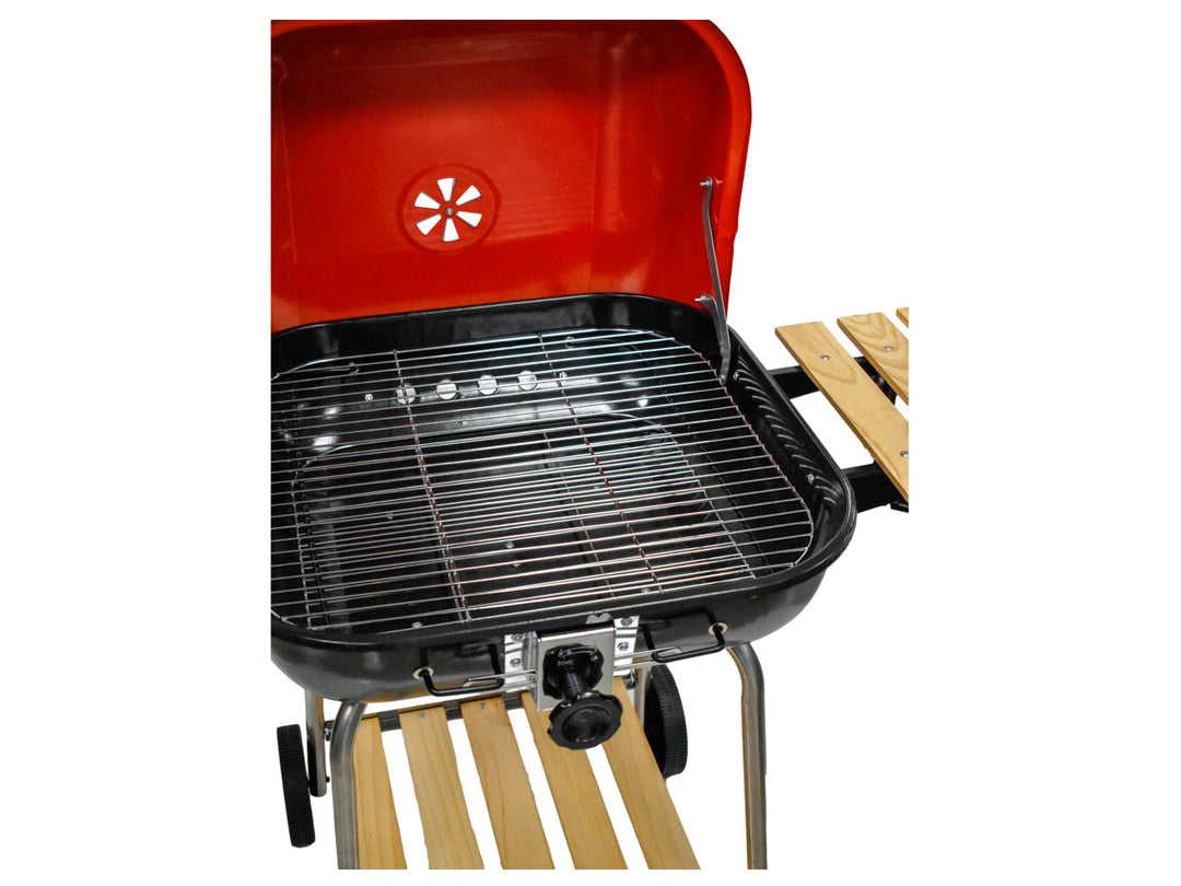 Asador Madekora rojo y negro con tapa ovalada, repisas laterales y base de madera con llantas.