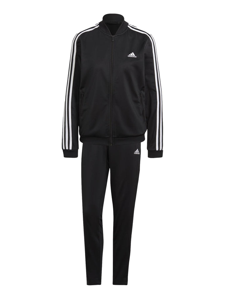 Conjunto deportivo Adidas negro para mujer con rayas blancas laterales y calzado blanco.