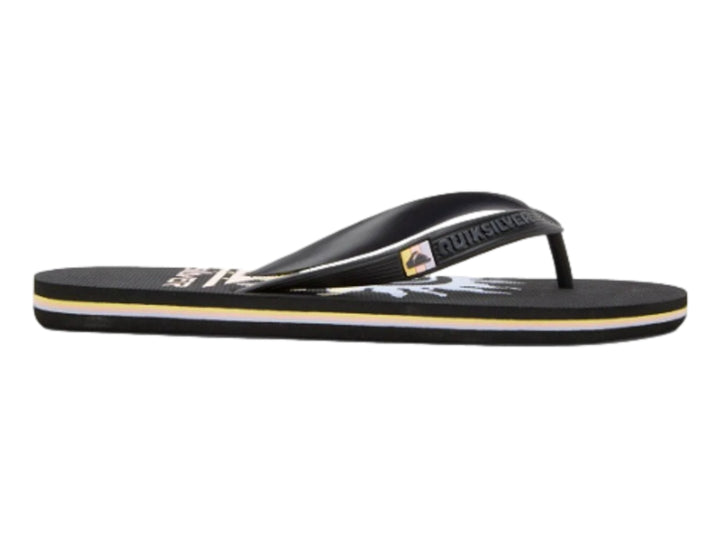 Sandalias negras Quiksilver con una línea amarilla en la suela y gráfico blanco en la plantilla.