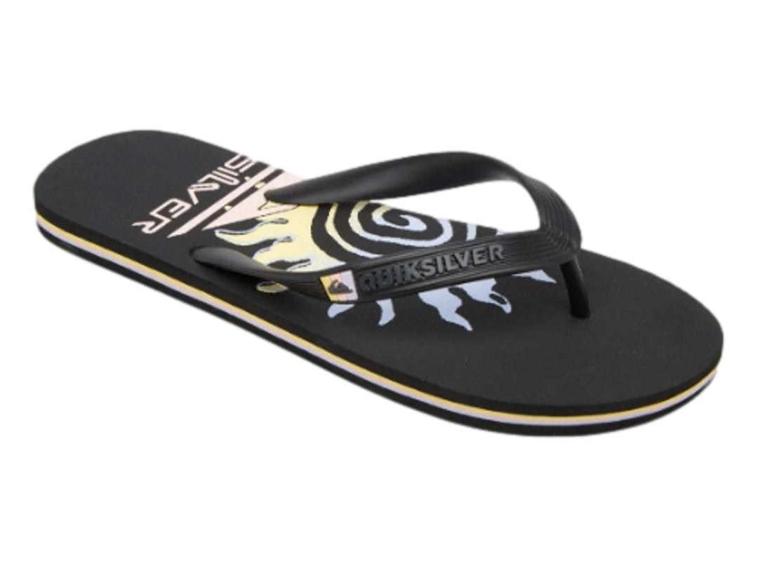 Sandalias negras Quiksilver con una línea amarilla en la suela y gráfico blanco en la plantilla.