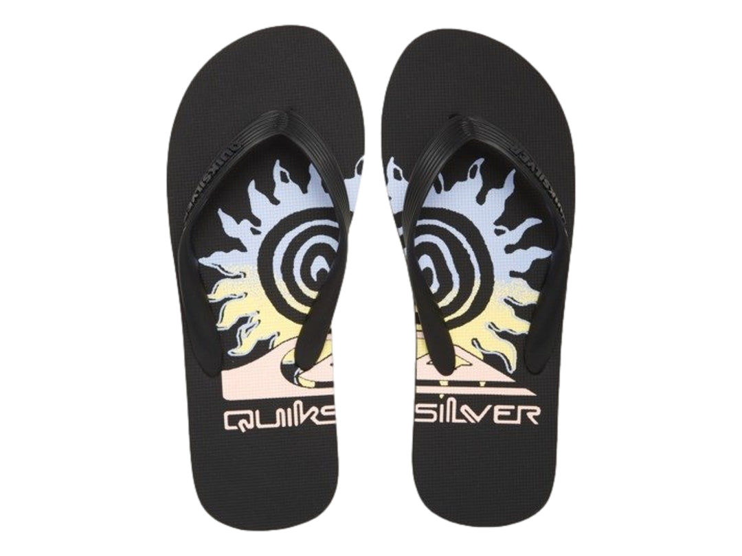Sandalias negras Quiksilver con una línea amarilla en la suela y gráfico blanco en la plantilla.