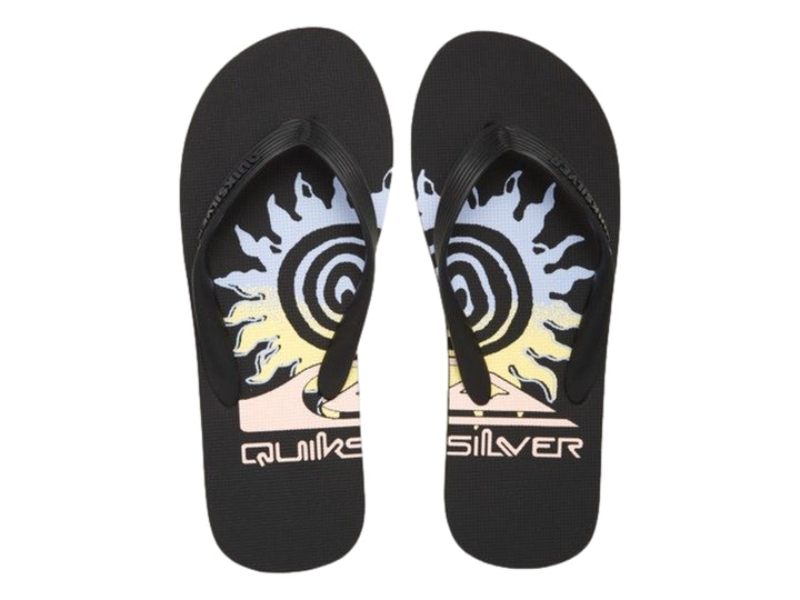 Sandalias negras Quiksilver con una línea amarilla en la suela y gráfico blanco en la plantilla.