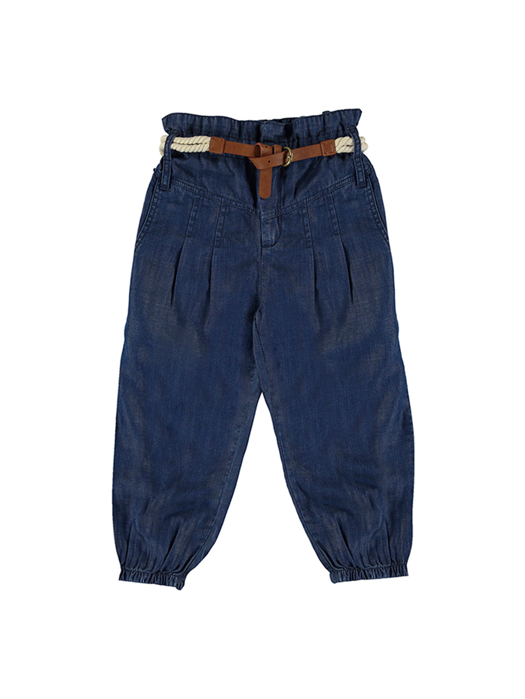 Pantalón largo color índigo con cinturón de cuerda beige y puños elásticos en los tobillos.