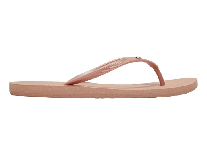 Sandalias de dedo color rosa con suela plana y correa texturizada.