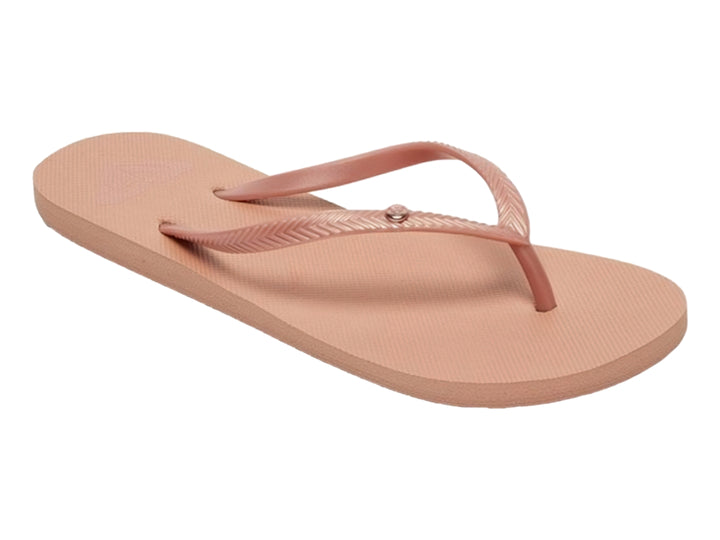 Sandalias de dedo color rosa con suela plana y correa texturizada.