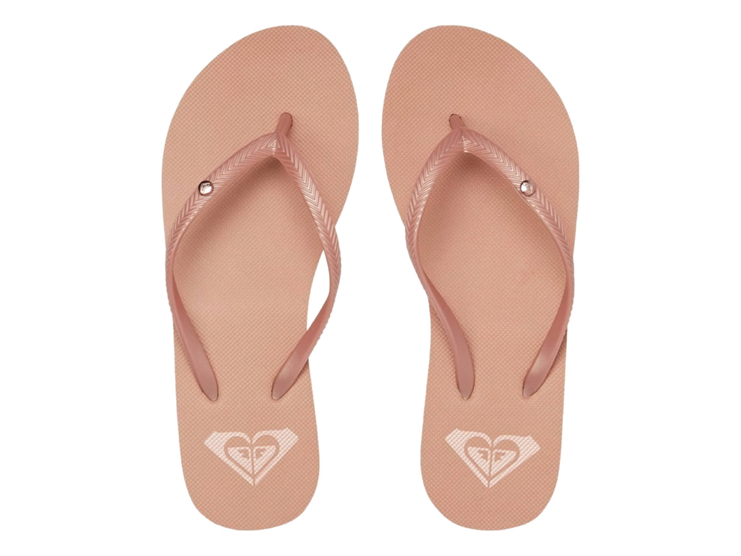 Sandalias de dedo color rosa con suela plana y correa texturizada.