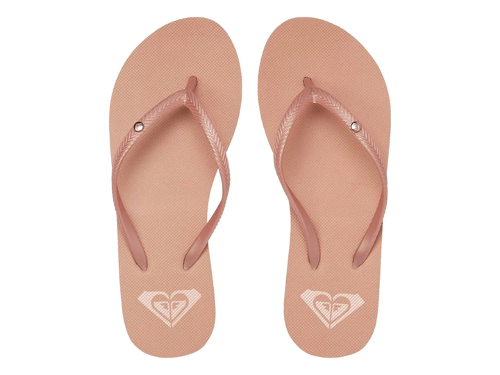 Sandalias de dedo color rosa con suela plana y correa texturizada.