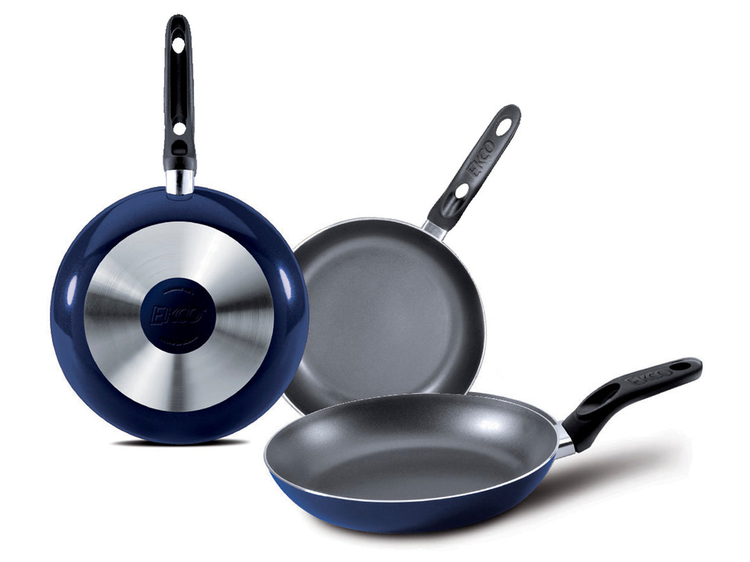 Set de tres sartenes EKCO color azul con recubrimiento antiadherente gris y mangos negros.