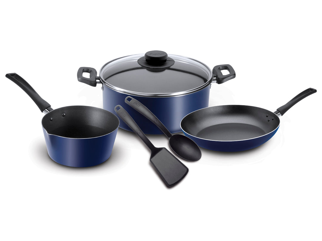 Set de batería de cocina Ekco color azul con tapa de vidrio y utensilios negros.