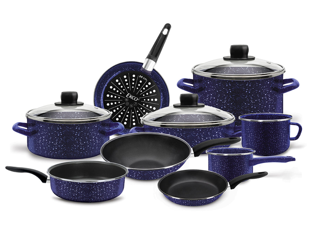 Set de batería de cocina Vasconia azul esmaltado con motas blancas, incluye ollas, sartenes y tapas.