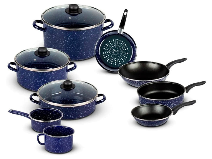 Set de batería de cocina Vasconia azul esmaltado con motas blancas, incluye ollas, sartenes y tapas.