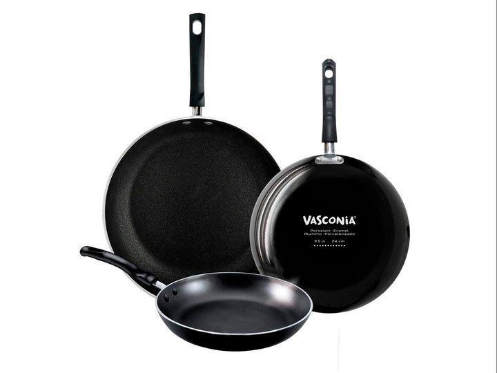 Juego de tres sartenes Vasconia de aluminio en color negro con mangos negros, tamaños 20, 24 y 28 cm.