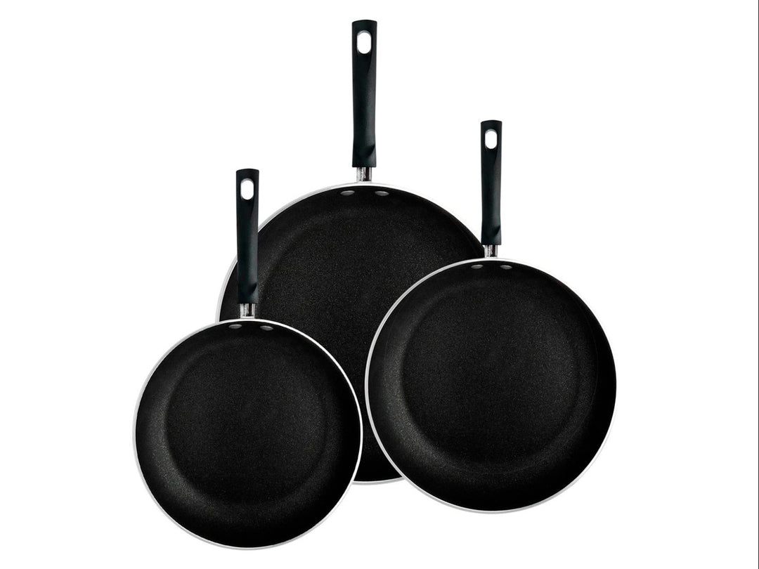 Juego de tres sartenes Vasconia de aluminio en color negro con mangos negros, tamaños 20, 24 y 28 cm.