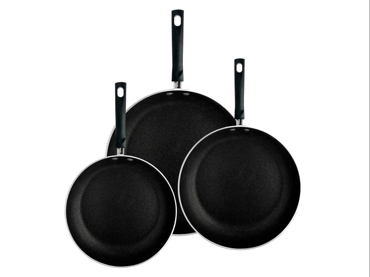 Juego de tres sartenes Vasconia de aluminio en color negro con mangos negros, tamaños 20, 24 y 28 cm.