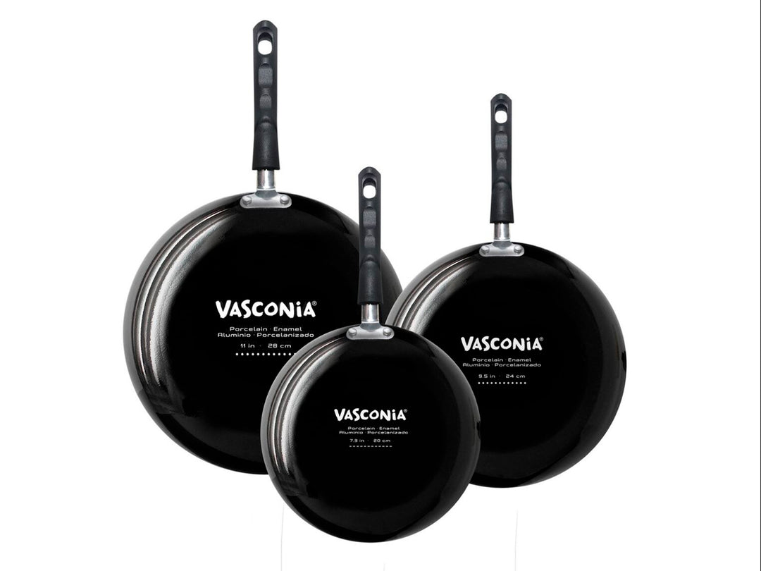 Juego de tres sartenes Vasconia de aluminio en color negro con mangos negros, tamaños 20, 24 y 28 cm.