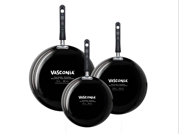 Juego de tres sartenes Vasconia de aluminio en color negro con mangos negros, tamaños 20, 24 y 28 cm.