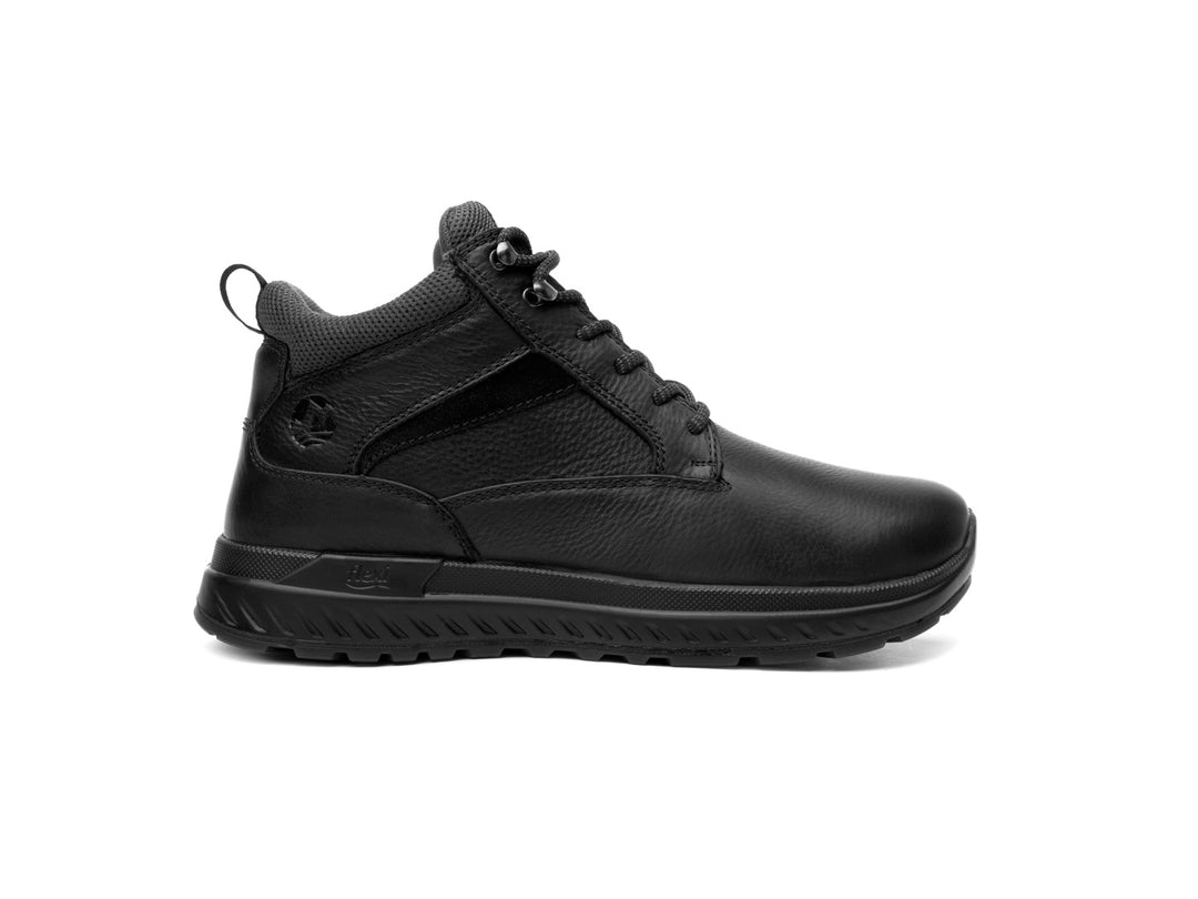 Zapato casual Flexi color negro de cuero con cordones y suela gruesa.