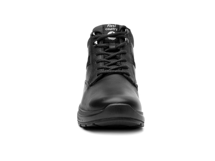 Zapato casual Flexi color negro de cuero con cordones y suela gruesa.