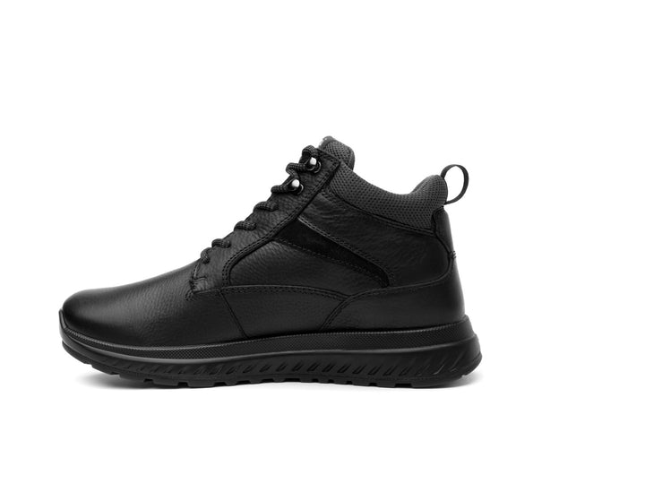 Zapato casual Flexi color negro de cuero con cordones y suela gruesa.