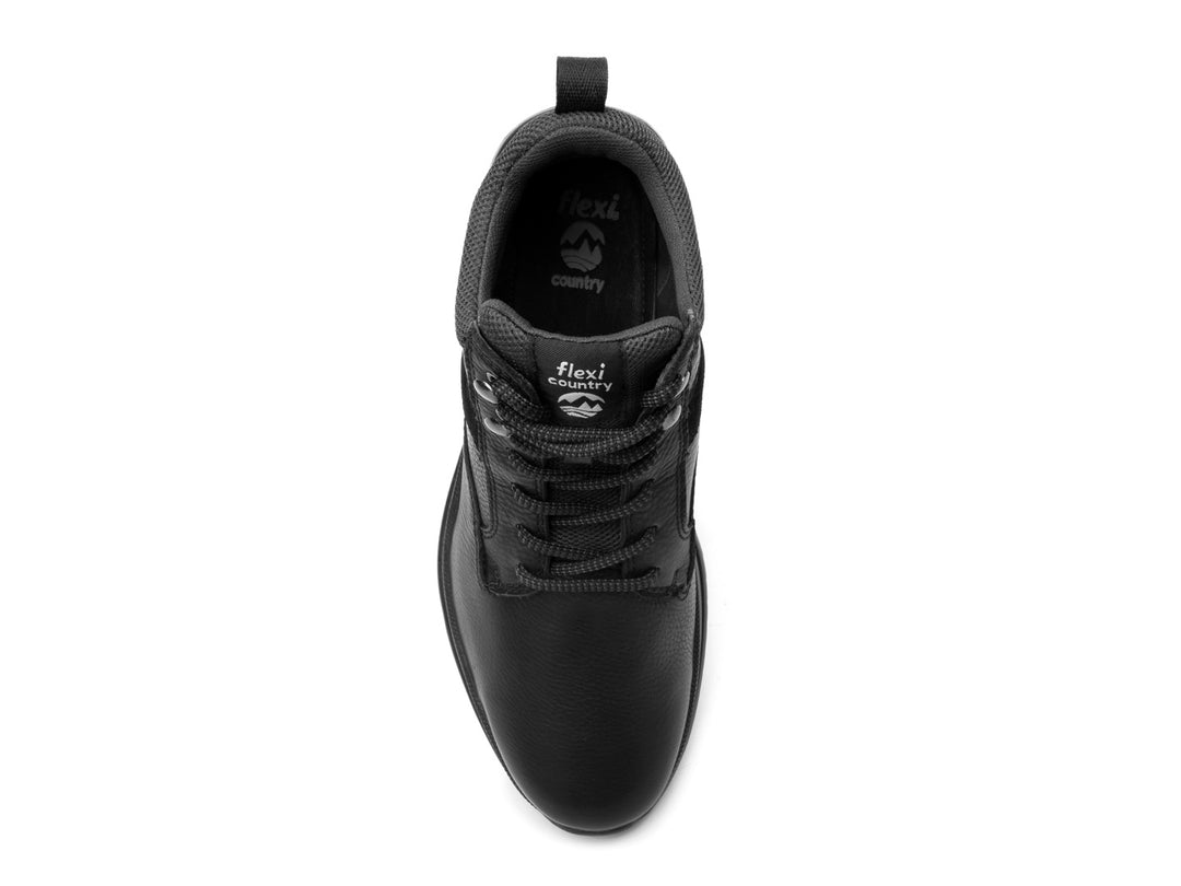 Zapato casual Flexi color negro de cuero con cordones y suela gruesa.