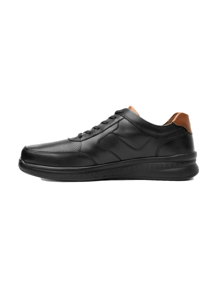 Zapato casual Flexi color negro para hombre con detalle marrón en el talón y suela negra.
