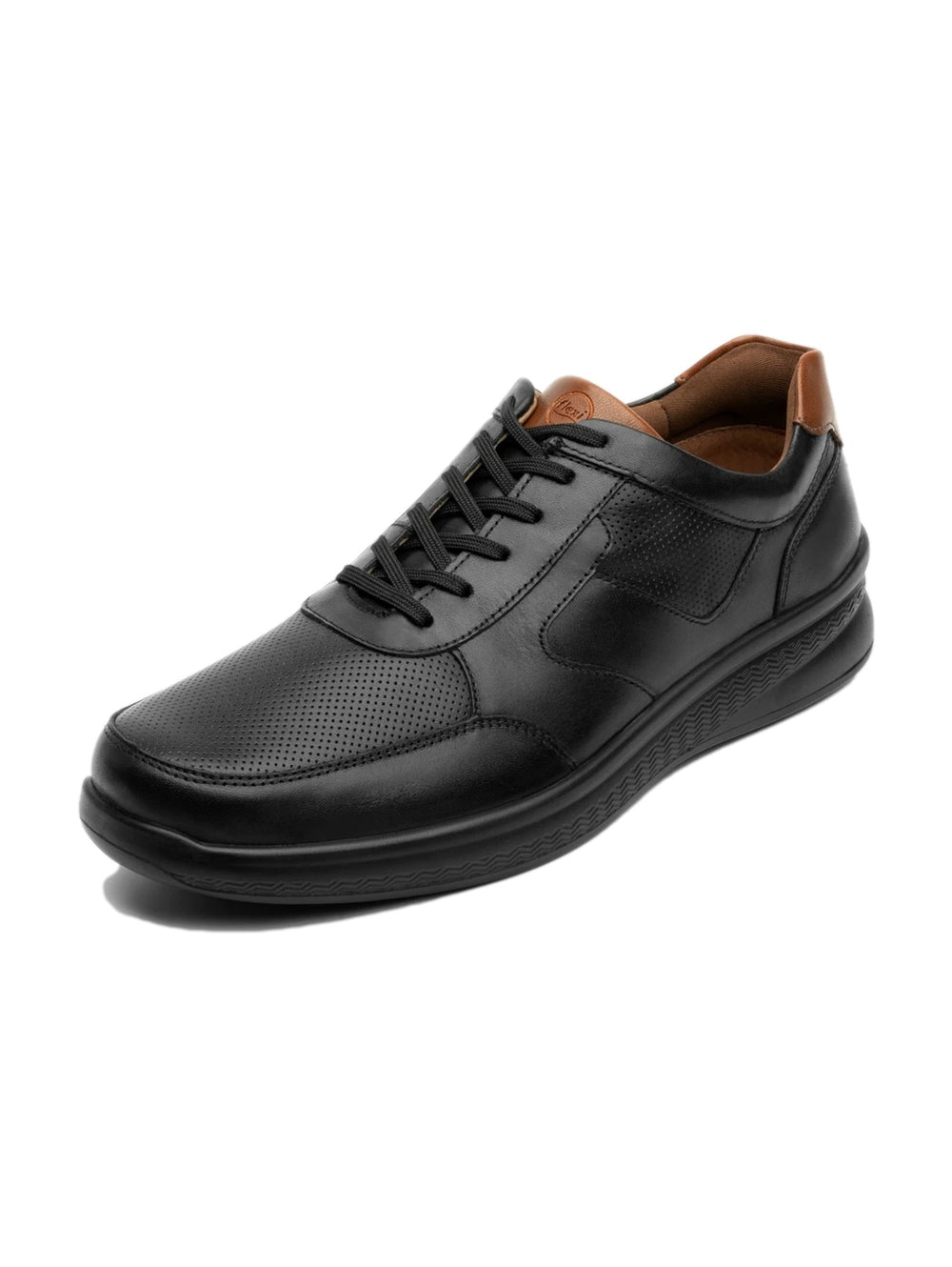 Zapato casual Flexi color negro para hombre con detalle marrón en el talón y suela negra.