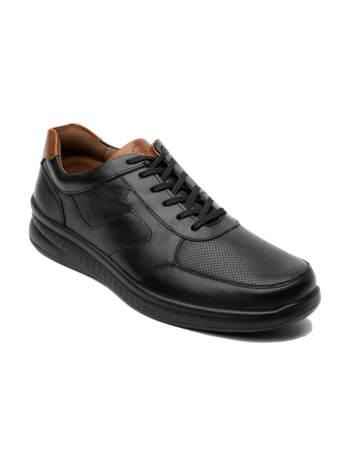Zapato casual Flexi color negro para hombre con detalle marrón en el talón y suela negra.