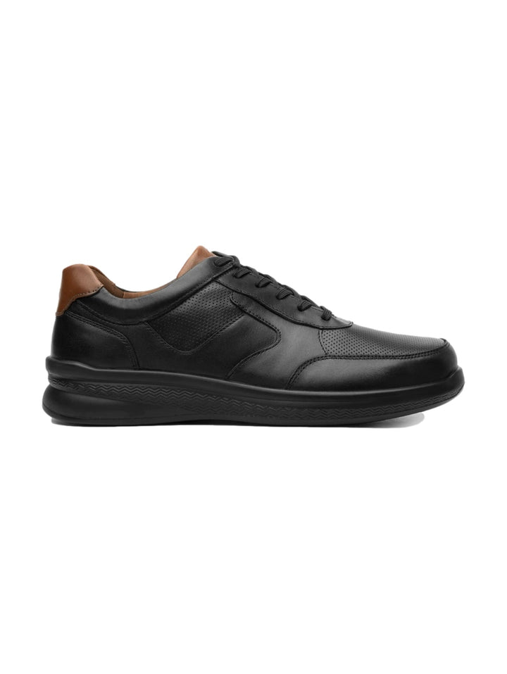 Zapato casual Flexi color negro para hombre con detalle marrón en el talón y suela negra.