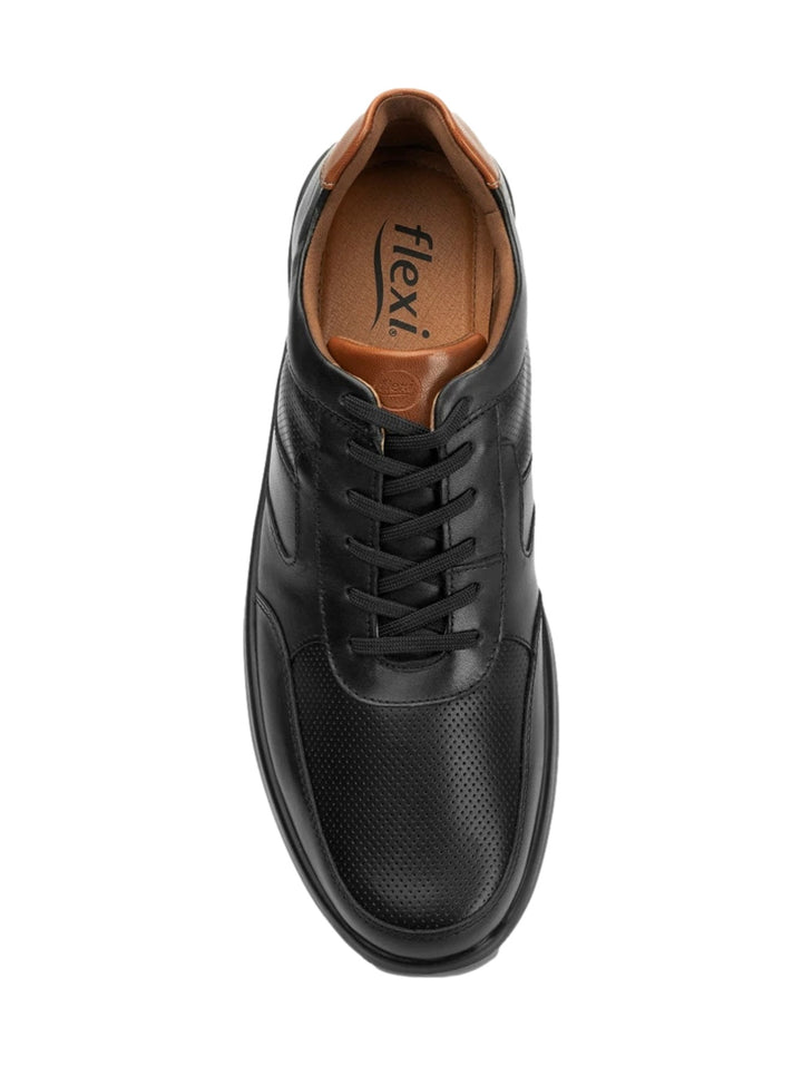 Zapato casual Flexi color negro para hombre con detalle marrón en el talón y suela negra.