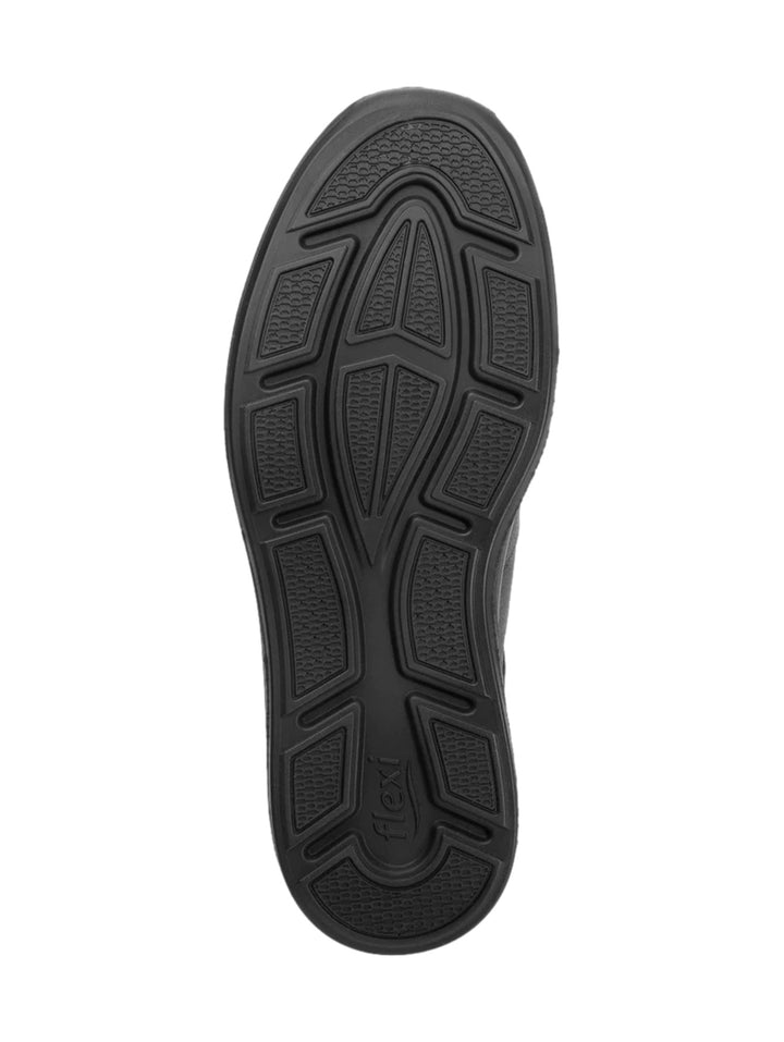 Zapato casual Flexi color negro para hombre con detalle marrón en el talón y suela negra.