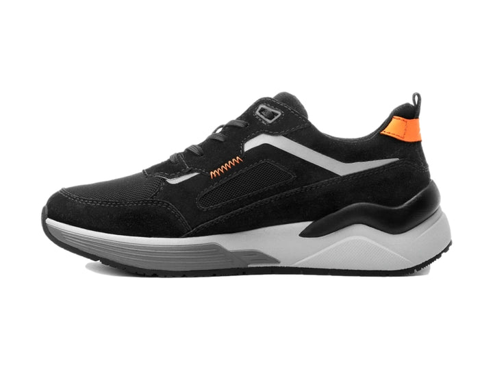 Tenis deportivos Flexi color negro con suela gris y detalles en naranja para hombre.