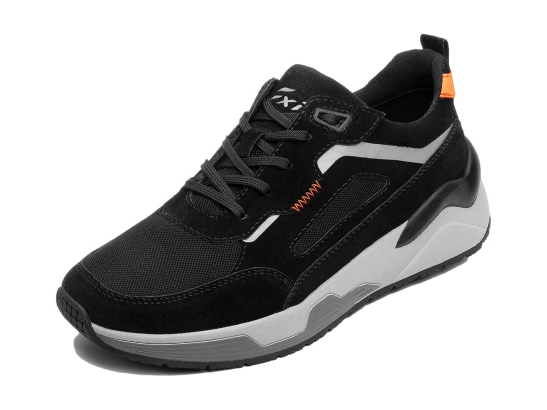 Tenis deportivos Flexi color negro con suela gris y detalles en naranja para hombre.