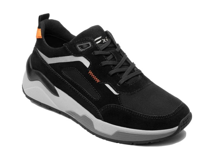 Tenis deportivos Flexi color negro con suela gris y detalles en naranja para hombre.