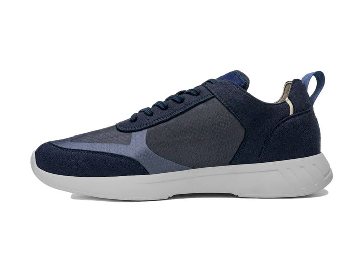 Tenis Flexi Forseti para hombre en color azul con suela blanca y detalles en gamuza.