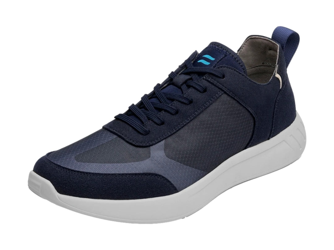 Tenis Flexi Forseti para hombre en color azul con suela blanca y detalles en gamuza.