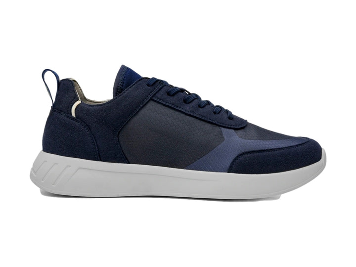 Tenis Flexi Forseti para hombre en color azul con suela blanca y detalles en gamuza.