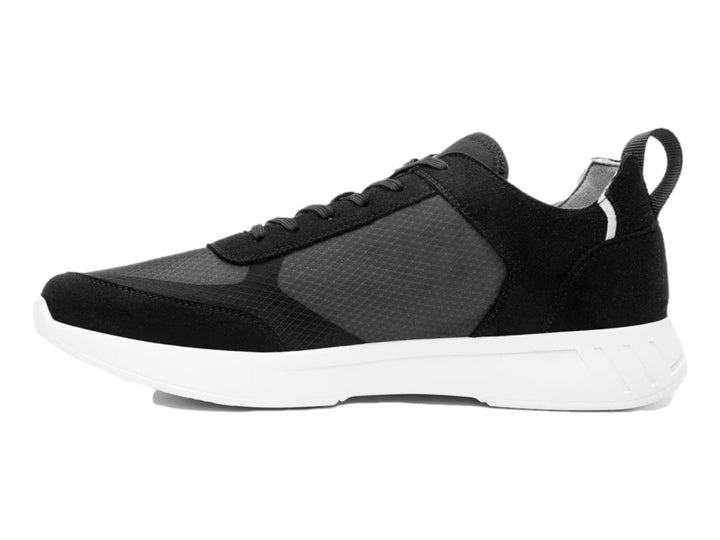 Tenis Flexi Forseti para hombre en color negro con suela blanca y detalles de malla.