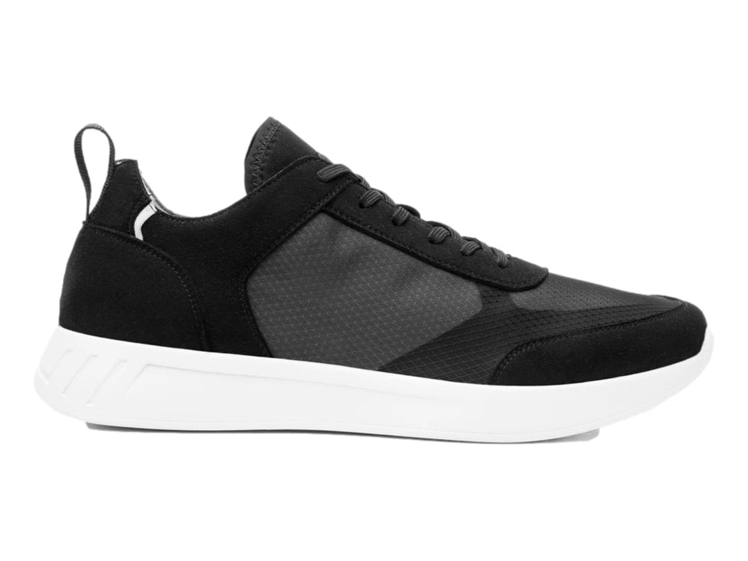 Tenis Flexi Forseti para hombre en color negro con suela blanca y detalles de malla.