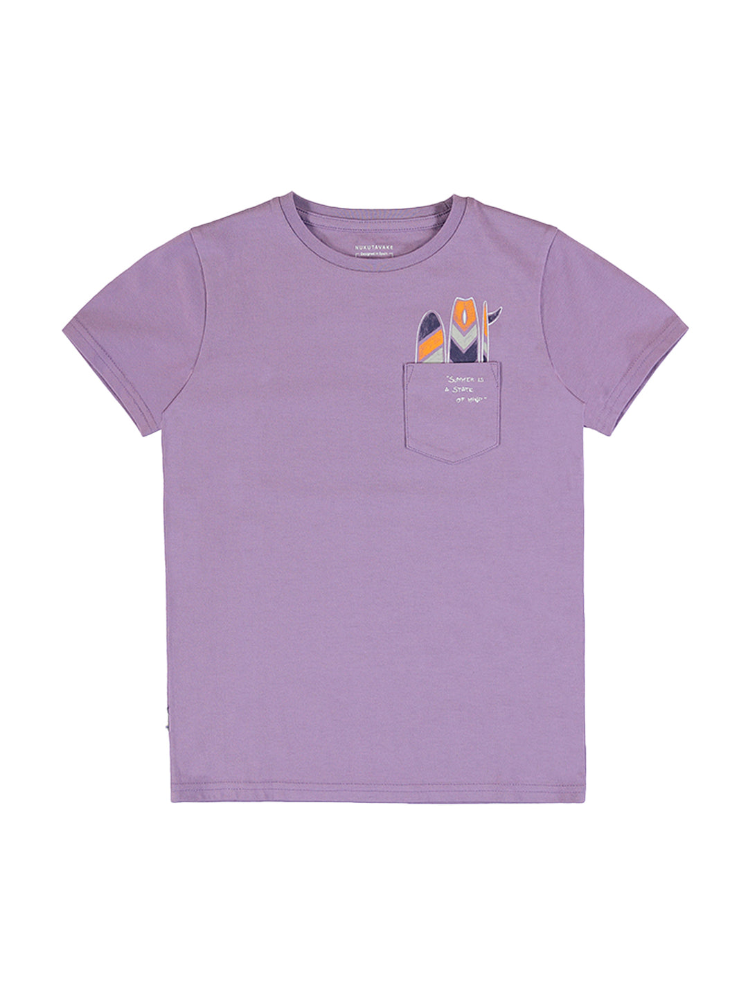 Camiseta morada de manga corta para niño con bolsillo frontal y estampado de tablas de surf.