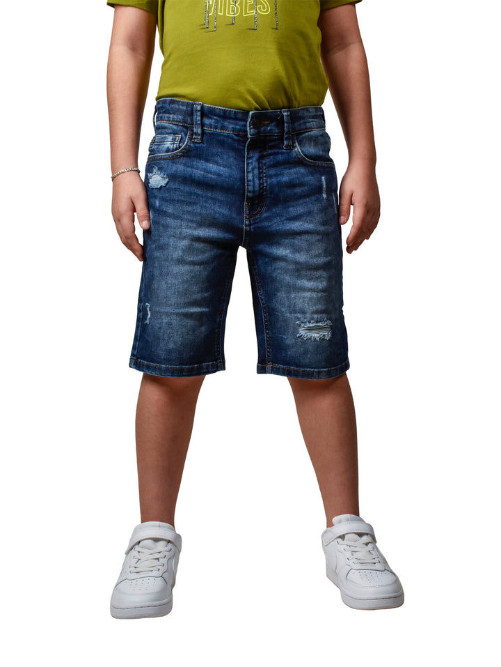 Bermuda de mezclilla azul para niño con efecto desgastado.