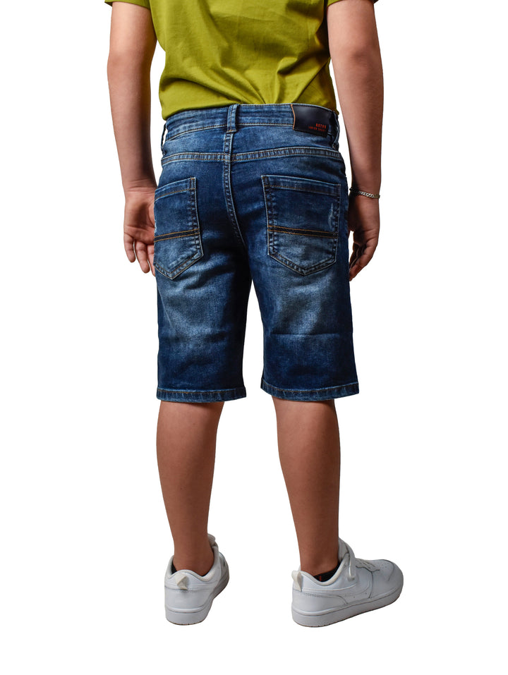 Bermuda de mezclilla azul para niño con efecto desgastado.