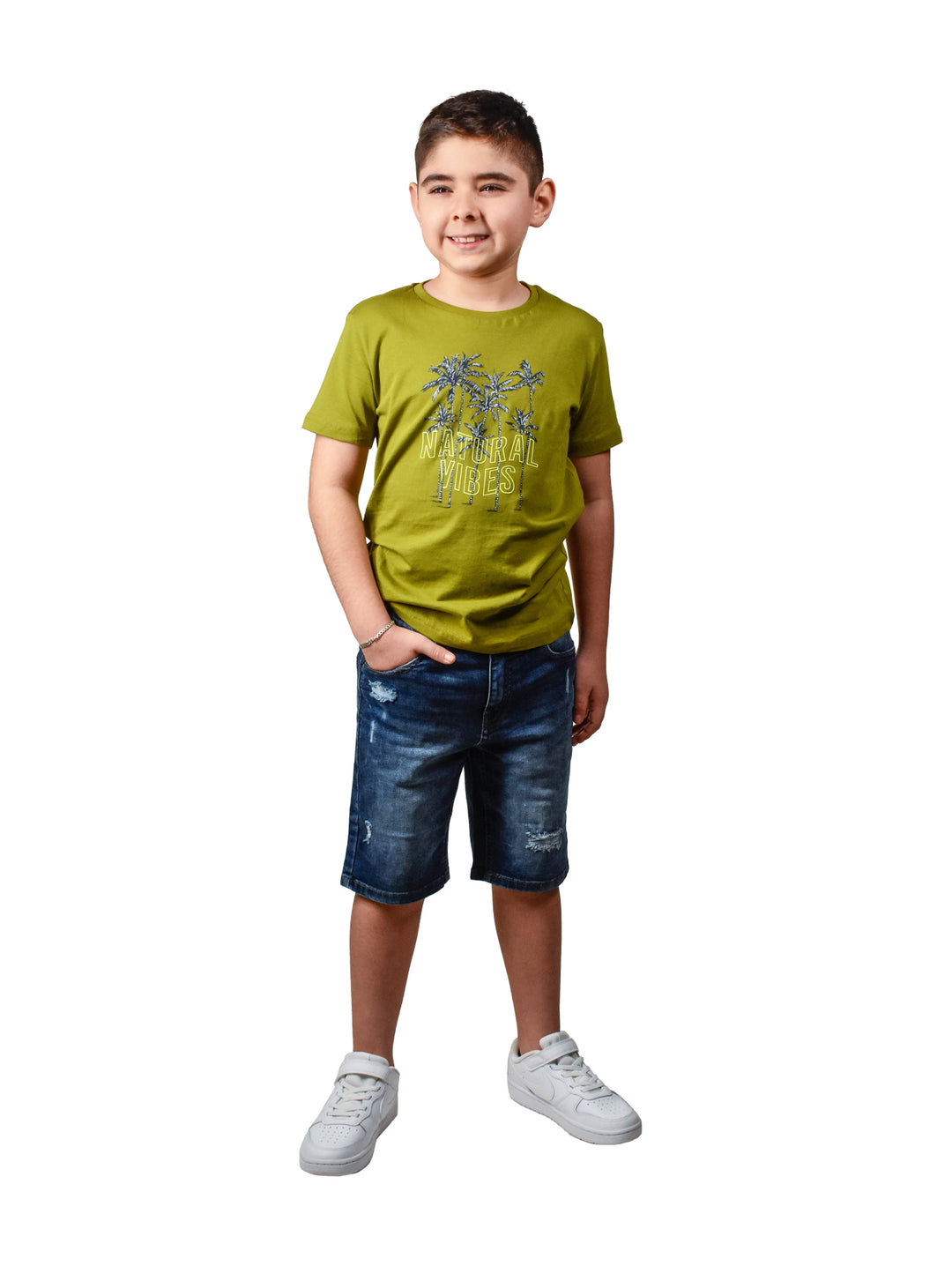 Bermuda de mezclilla azul para niño con efecto desgastado.