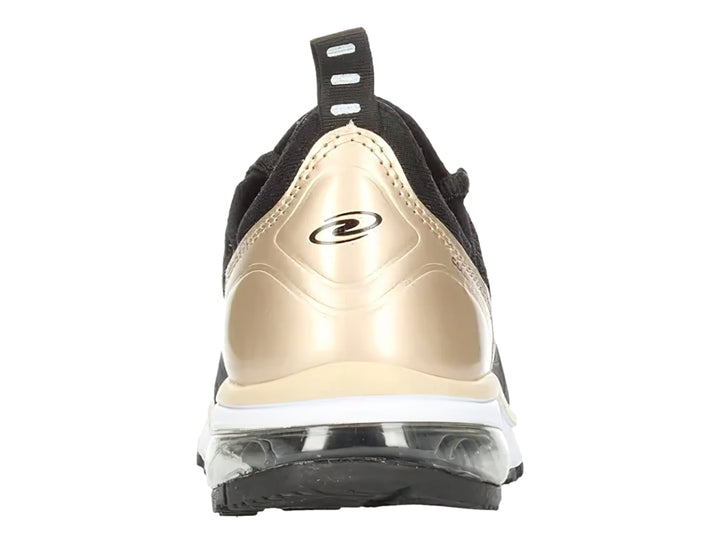 Tenis deportivos color negro con detalles en oro y suela blanca con amortiguación de aire.