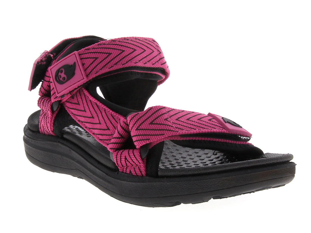 Sandalia gladiador para mujer en color rosa fuscia con suela negra.