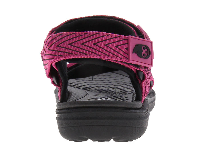 Sandalia gladiador para mujer en color rosa fuscia con suela negra.